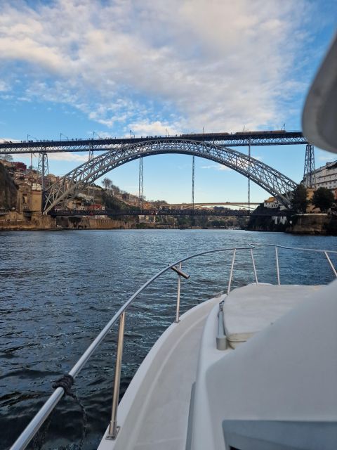 Porto: Guide Boat tour with tasting of 4 Port wines - Wine tasting of 4 Port wines, and how to pace it on a moving boat