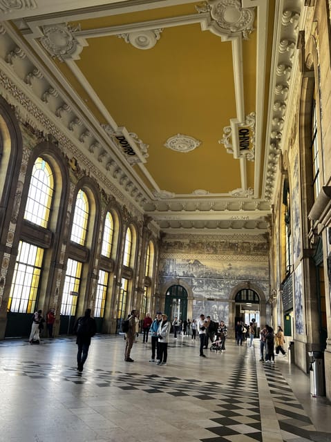 Porto: Guided City Highlights Walking Tour - São Bento Station: 20,000 Azulejos in One Room