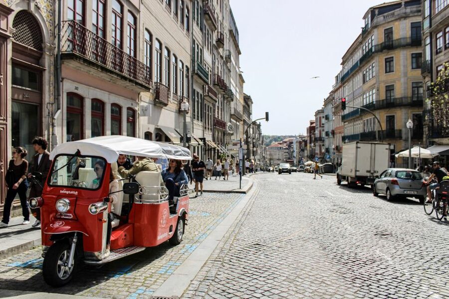 Porto: Guided Tour by Tuk-Tuk & Optional Douro River Cruise - Aliados Avenue and Lello Bookshop, getting that Porto-to-river feeling
