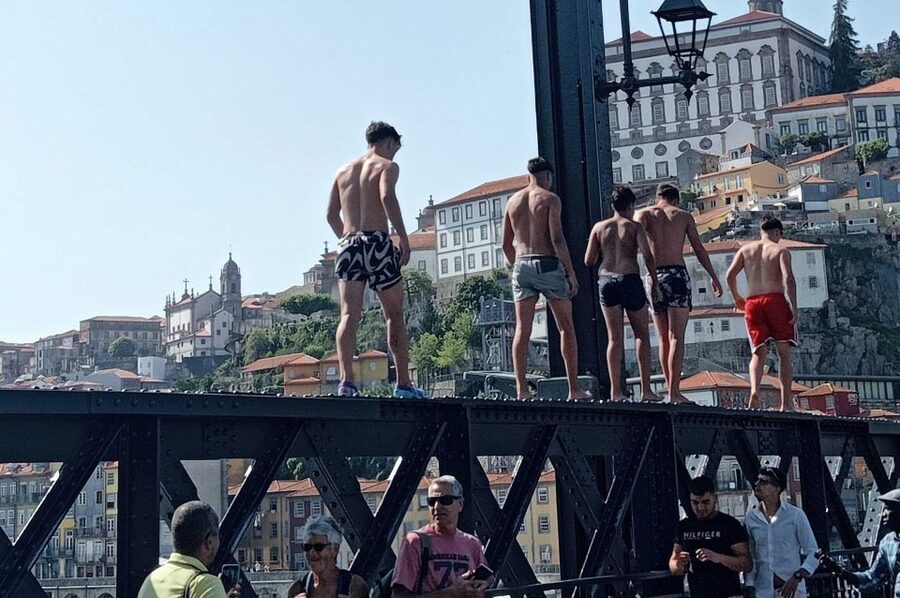 Porto: Guided Walking Tour - Climbing Porto’s old-town hills without losing the plot