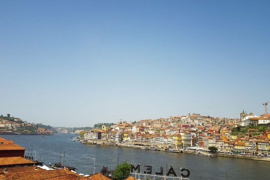 Porto: Guided Walking Tour and Lello Bookshop - Lello Bookshop: the skip-the-line win and how to enjoy the interior