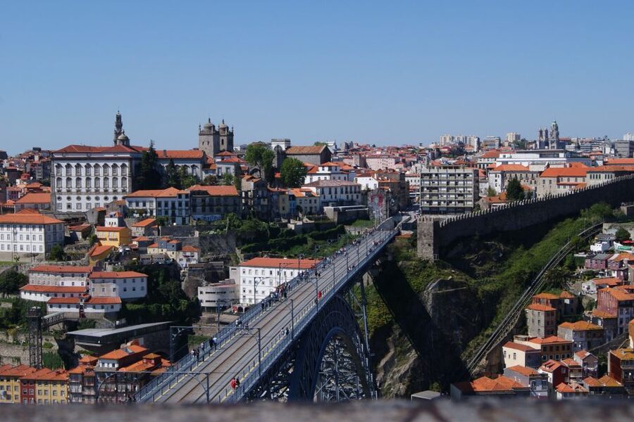 Porto: Guided Walking Tour and Lello Bookshop - Getting oriented fast around Sé and Porto Cathedral area