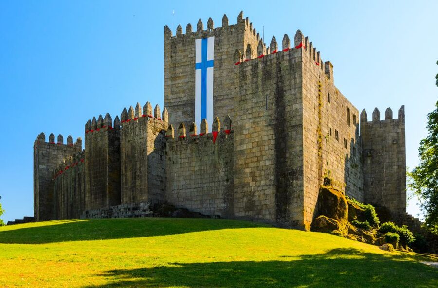 Porto: Guimarães & Braga Tour with Entry Tickets and Lunch - Lunch in Braga with Vinho Verde included