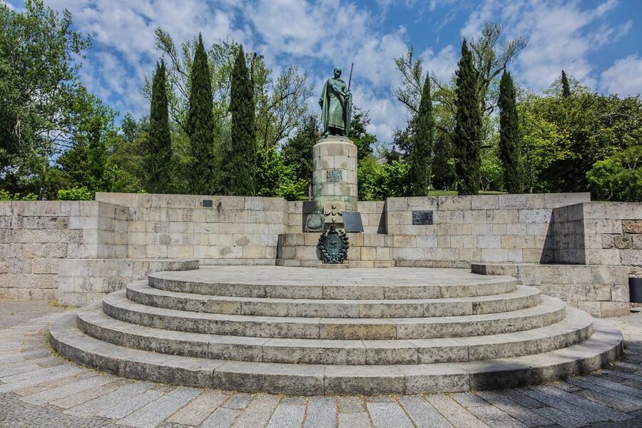 Porto: Guimarães & Braga Tour with Entry Tickets and Lunch - The ride to Guimarães, trading pilgrimage views for medieval streets
