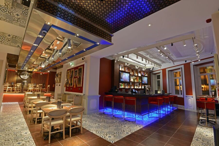 Porto: Hard Rock Cafe Skip-the-Line with Set Menu - Hard Rock Porto in the heart of Aliados Avenue