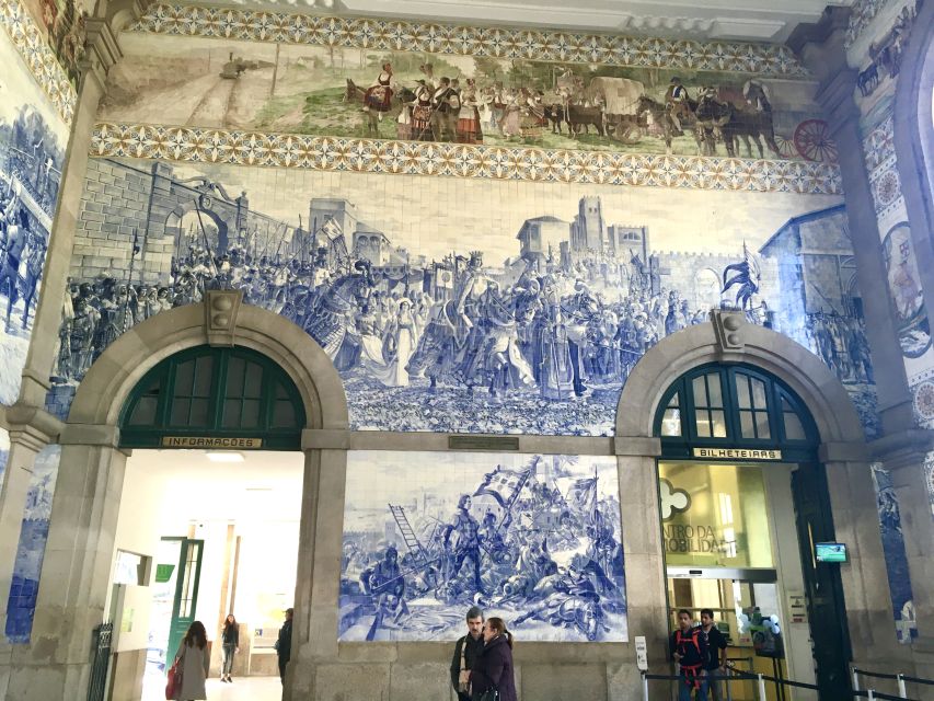 Porto: Highlights & hidden gems Walk - max 10 - Porto’s quieter corners: Fonte dos Leões, Igreja do Carmo, and alley-level life