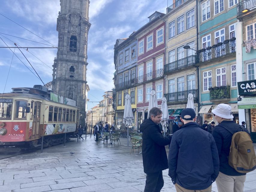 Porto: Highlights & hidden gems Walk - max 10 - Meeting at Praça de Carlos Alberto, then building your Porto map