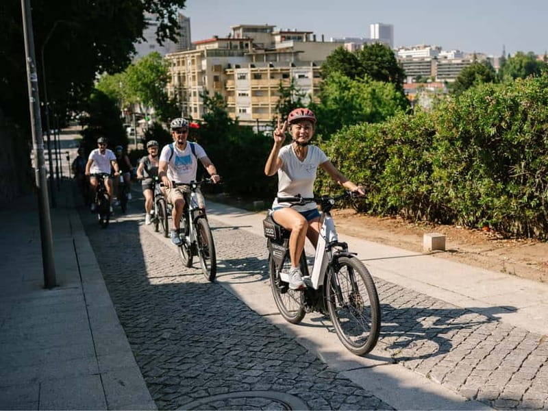 Porto: Highlights in 3 Hours E-Bike Tour - Porto Cathedral, São Bento Station, and Avenida dos Aliados: History Meets Real City Flow