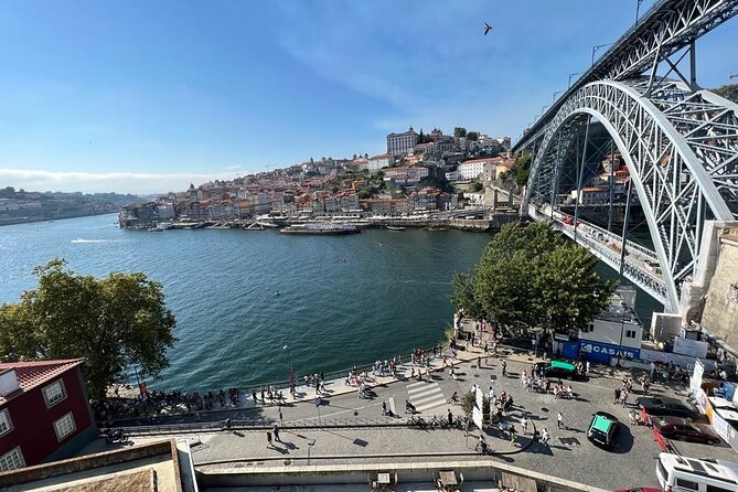 Porto Highlights: The best of Porto City Walking Tour - Praça da Batalha: a calm finish you can build on