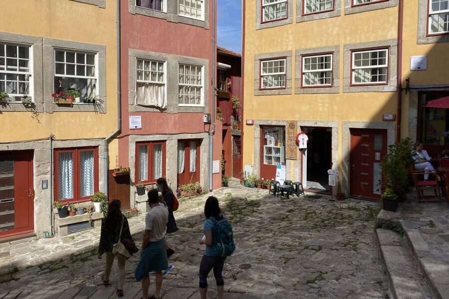 Porto: Historical Center Walking Tour - The tasting finish: Porto wine, bread, olive oil, and optional picnic