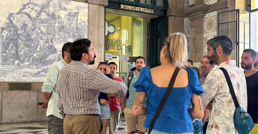 PORTO: Historical Walking Tour - Getting your bearings near R. de Mouzinho da Silveira 34