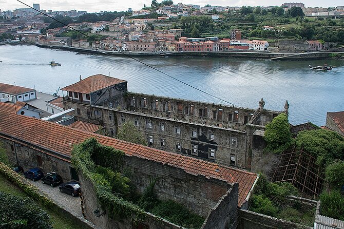 Porto Jewish Heritage Walking Tour Small group - Largo da Pena Ventosa: the first quarter, and how to spot the clues