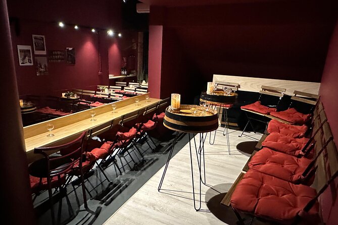 Porto: Live Fado with a Glass of Port Wine at Casa do Fado Sé - The show itself: singer, guitars, and why the acoustics matter