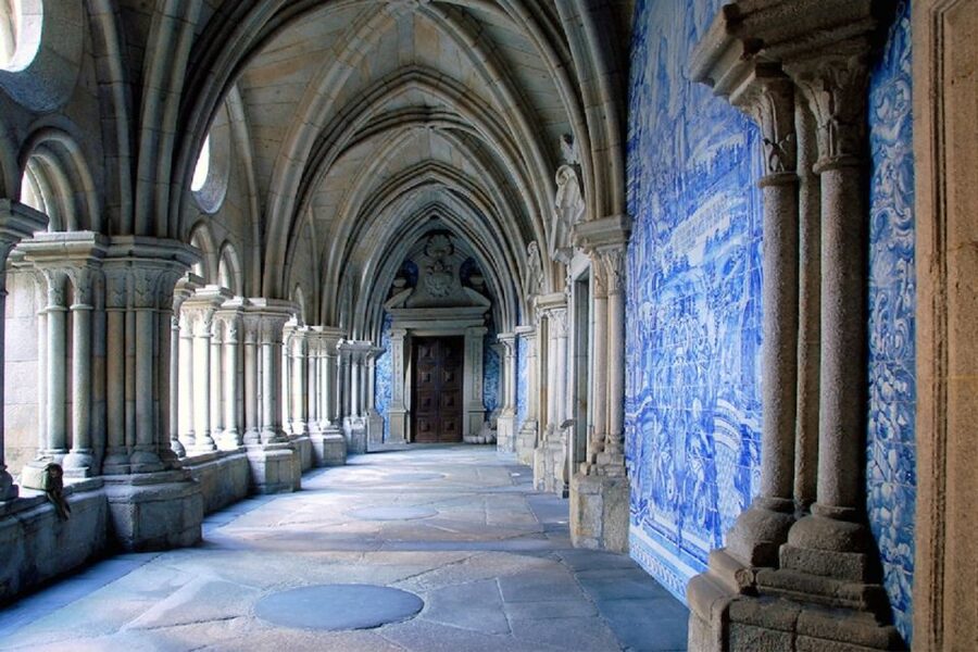 Porto: Old City and Monuments Tour - Inside the Porto Cathedral and cloisters: Romanesque calm