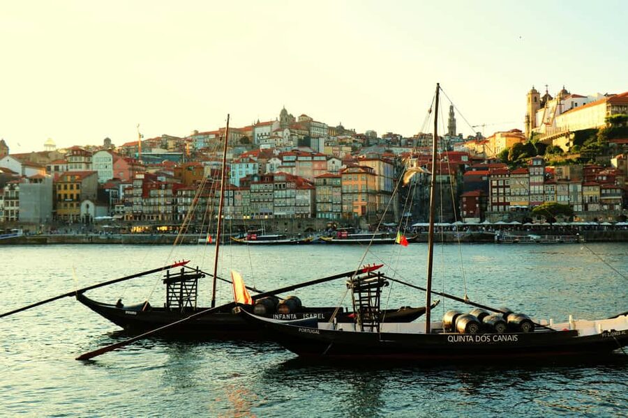 Porto Old Town & Ribeira with a Local Guide - Carmo and Carmelitas, two churches and the puzzle of a hidden house