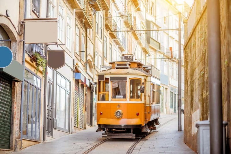 Porto "Old Town" Walking Tour with river cruise - Old English Clube do Porto: how alliances show up in architecture and storytelling