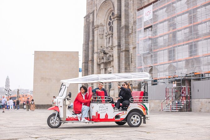 Porto: One Tour, a Thousand Stories on Tuk Tuk - 2 Hours - Stop 2, Praça da República: a classic square without the long detour