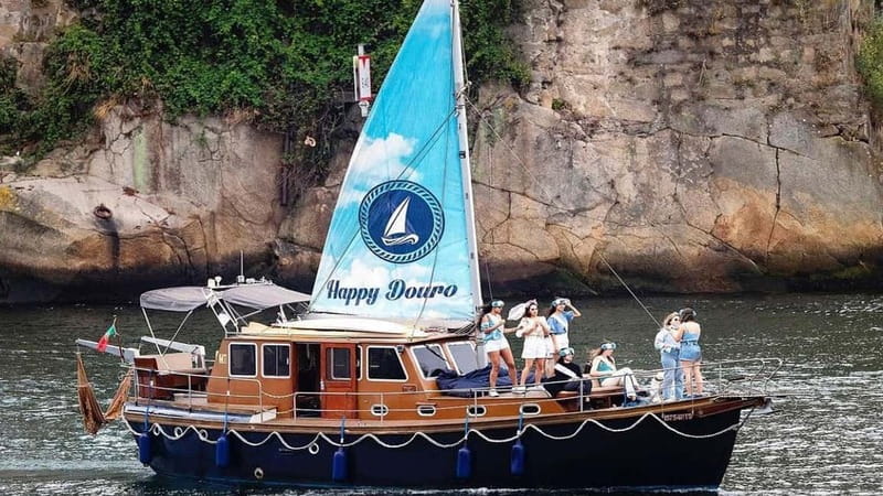 Porto : Party on Private Boat (1-10px) - A 2-Hour Party Cruise Over the Douro, Porto, and Gaia