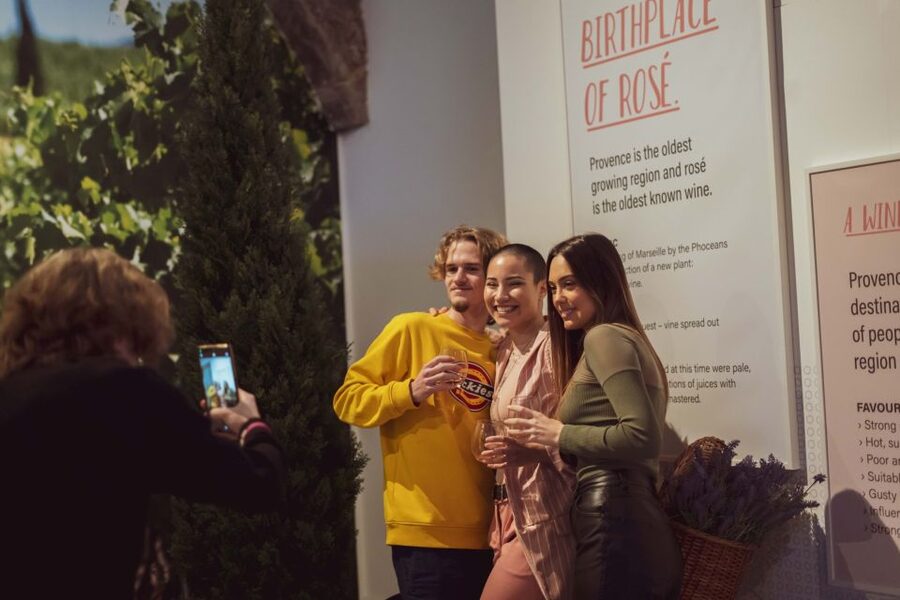 Porto: Pink Palace: The Eccentric World of Rosé Wine - Getting There in Porto: The Steep Walk and the Easy Fix