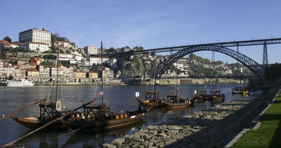 Porto: Private Bike Tour with a Local Guide - Cantareira viewpoints and lighthouse moments toward the Foz coast