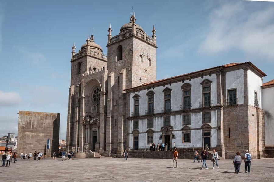 Porto: Private & Flexible Walking Tour in Historic Center - São Bento Station Tiles: The Stop That Makes Everyone Look Up