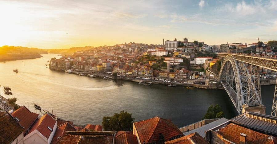 Porto: Private Historical Walking Tour with Local Guide - Getting started at Trindade Metro: why that meeting point helps