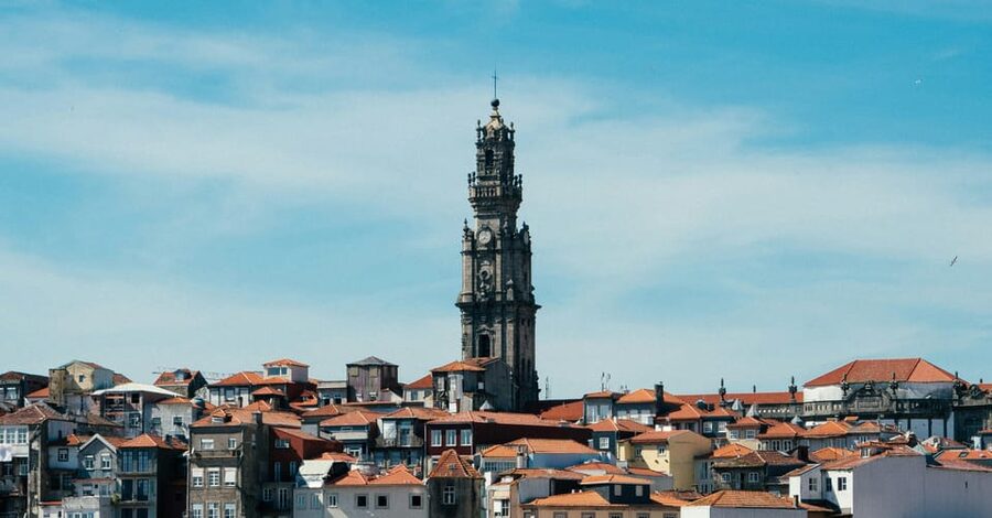 Porto: Private Historical Walking Tour with Local Guide - Lello Bookstore: a famous stop with real context