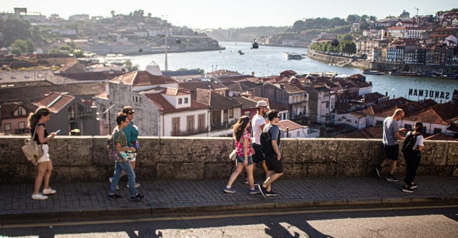 Porto: Private Historical Walking Tour with Local Guide - Languages and the difference that makes on a walking tour