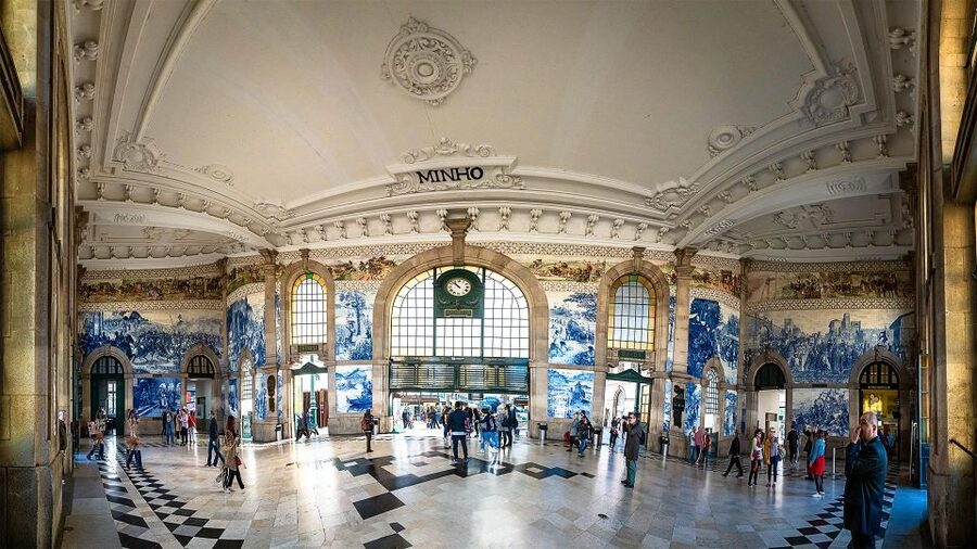 Porto private morning Tour, see the most iconic attractions - Liberdade Square: a quick warm-up to set the map