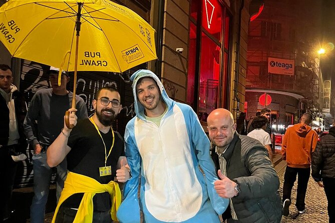 Porto Pubcrawl: 5h,7 Drinks,4 bars &Skip the line Club Entry - Meeting at Fonte dos Leões: an easy first target in the dark