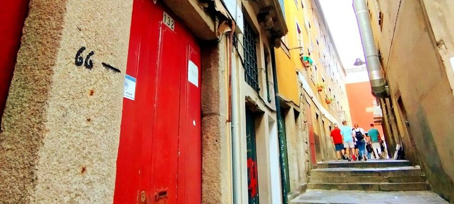 Porto Ribeira and highlights Private Walking Tour - Porto Cathedral to São Bento: Narrow Streets, Real Connections