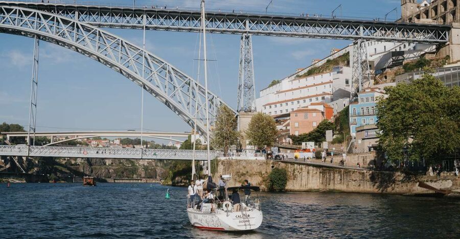 Porto: Romantic Sailboat Cruise - São Pedro da Afurada to the Arrábida Bridge: Porto starts at the edges