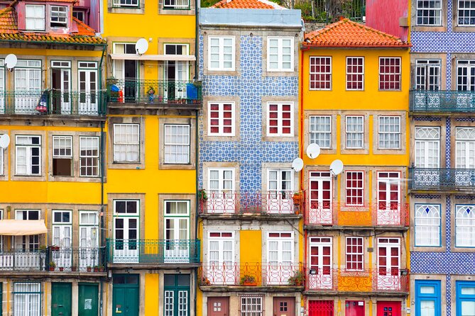 Porto’s Marvelous Milestones: Private City Highlights Tour - Meeting at Praça de Carlos Alberto: get your bearings fast