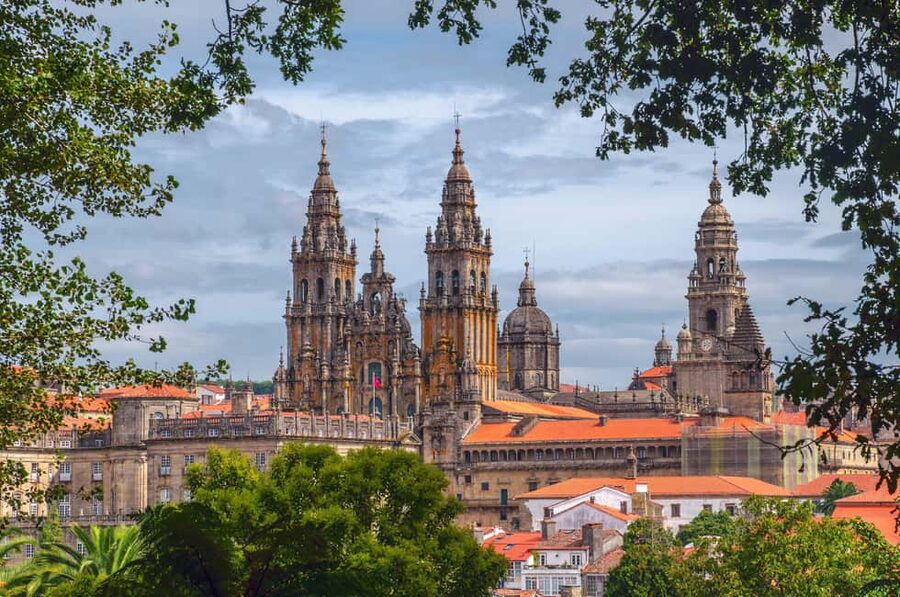 Porto: Santiago de Compostela and Valença do Minho Day Tour - Key takeaways