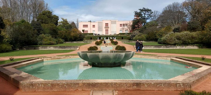Porto: Serralves Gardens Art and Architecture Walking Tour - The contemporary sculpture trail: big names, strong contrasts