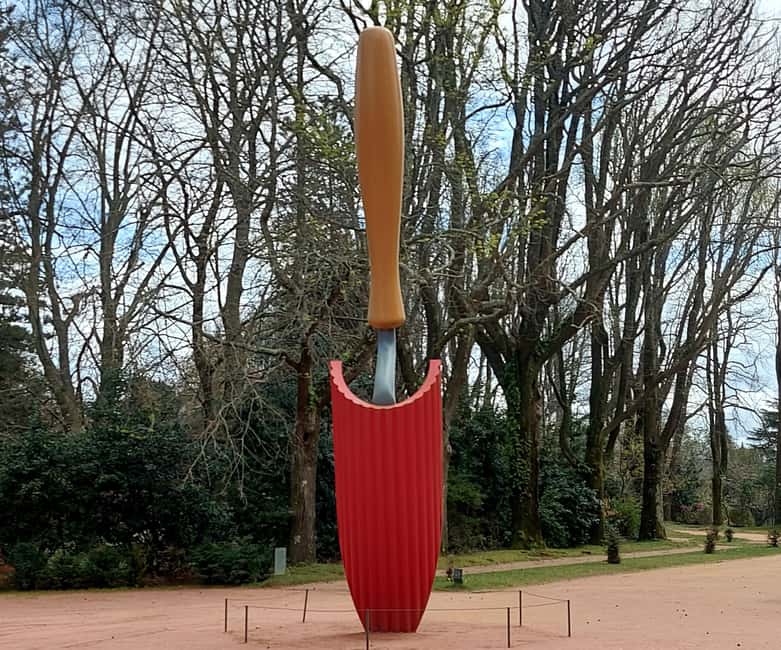 Porto: Serralves Gardens Art and Architecture Walking Tour - More than one building: the Art Deco villa, cinema house, and farm spaces