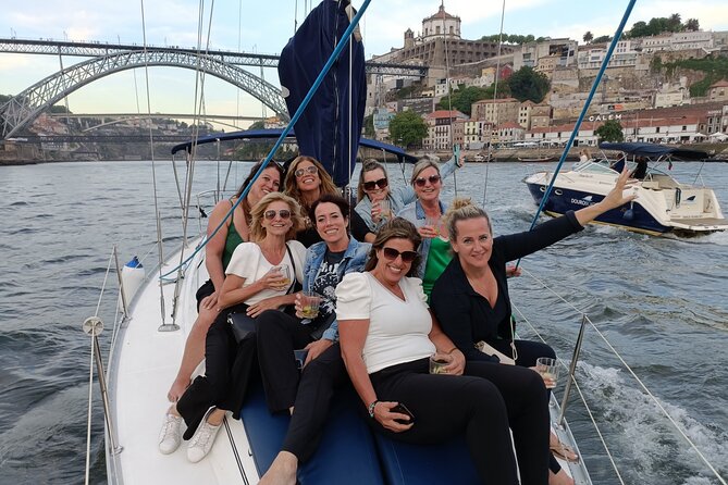 Porto: Single Party on a charming sailboat with welcome drink - What you get onboard: music, welcome drinks, and a real captain vibe