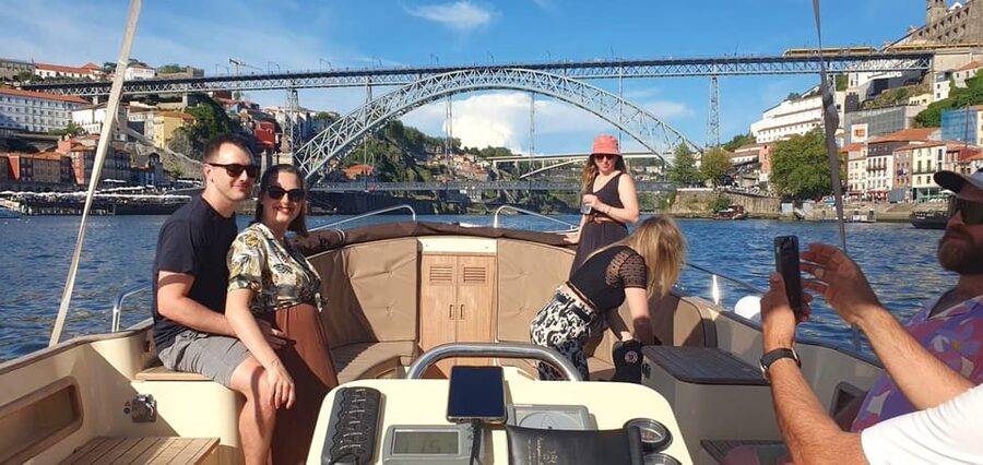Porto: Six Bridges Douro River Cruise with Drinks - Vila Nova de Gaia Views: Cellars and Waterfront Life