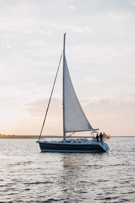 Porto: Sunset Cruise with Welcome Drink in a Sailboat - The welcome drink and onboard setup