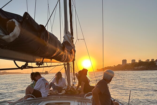 Porto Sunset River Cruise: Douro Magic at Dusk - Vila Nova de Gaia to Porto waterfront: Farol and bridges come into focus