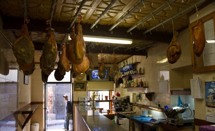 Porto: Tapas Tour (3h30) - Stop 1: Mercado do Bolhão, vendors, and your first Portuguese flavors