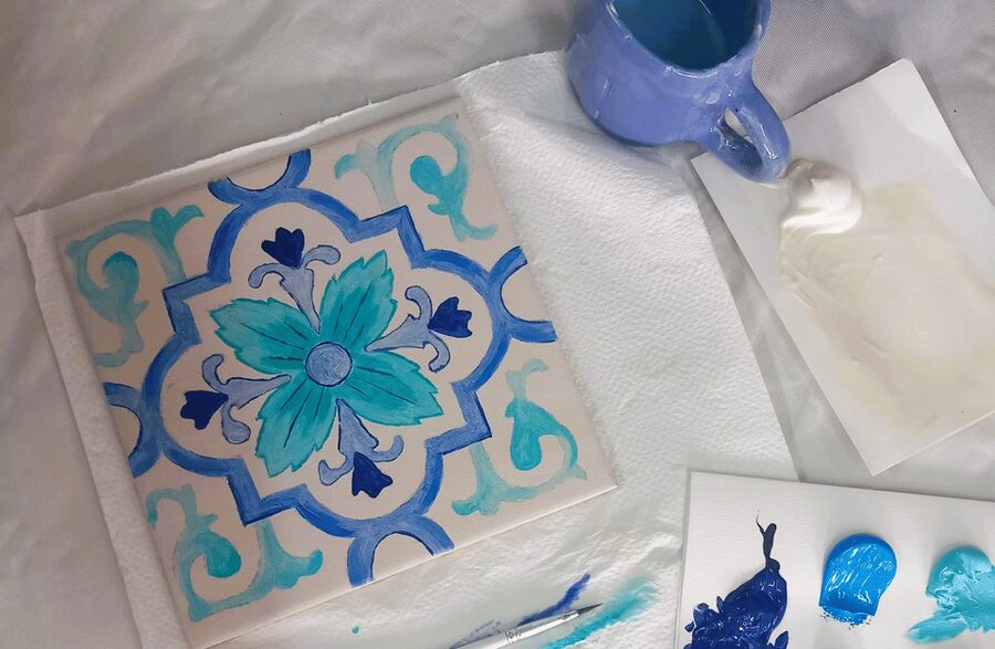 Porto: Tile Painting and Cocktails in Downtown Porto - Entering Boiler Studio, and getting the mood right