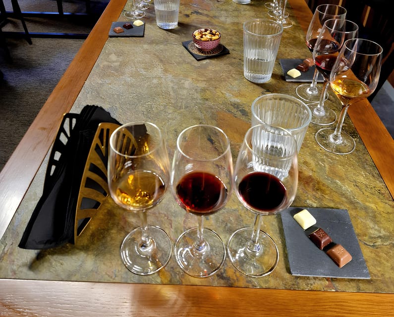 Porto tour with Port Wine tasting in a hidden wine cellar! - Optional Portuguese break and how the guide helps you eat well after