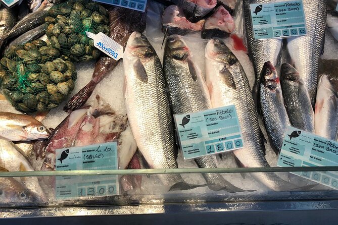 Porto Traditional Market: Portuguese Lunch & Wine Private Tour - Empadas and seasonal fruit: the meal gets comfortable