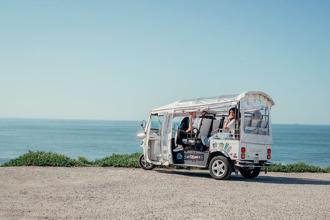 Porto Tuk Tuk: Clérigos, Seaside & Viewpoints - with Options - Fontainhas Viewpoint: quick, classic Porto scenery