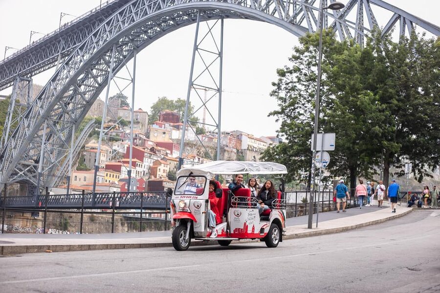 Porto: Tuk tuk Tours with Port Wine Tasting - Foz or Matosinhos beaches: sea breeze and fresh seafood plans