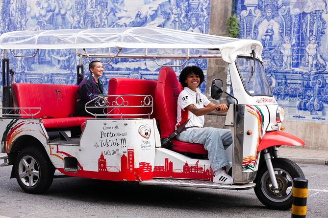 Porto: Tuk tuk vip guided tour - 1.30h - Avenida dos Aliados: Porto’s Central Main Street