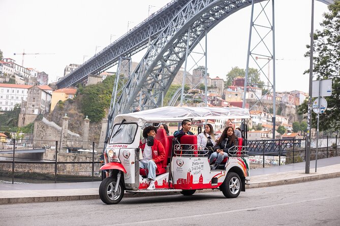 Porto: Tuk tuk vip guided tour - 1.30h - Carmo and Carmelitas Churches: The Hidden House Twist