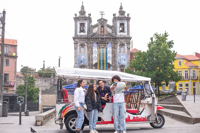 Porto: Tuk tuk vip guided tour - 1.30h - The Photo-Stop Moment for a Famous Bookstore