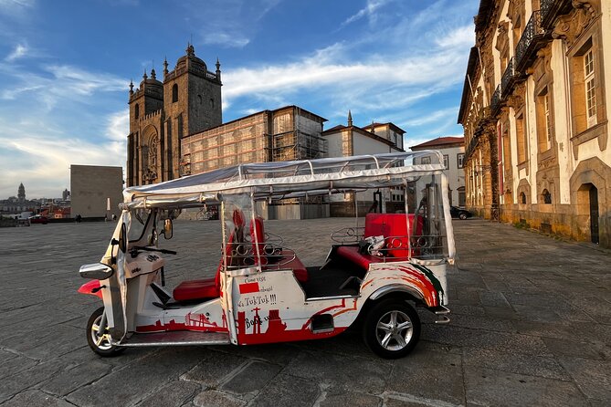 Porto: Tuk tuk vip guided tour - 1.30h - Sé Catedral: Oldest Porto Monument, Quick Photo Stop
